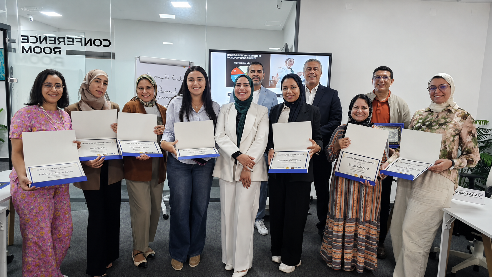 Participants SkillWorld Academy tenant leurs certificats après une formation en prise de parole